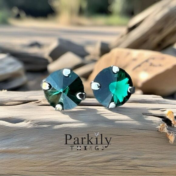 Handcrafted petite stud earrings with sparkly green Swarovski crystal - Picture 1 of 3